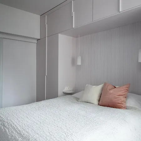 Unique 50s Style Suite, Autohalli