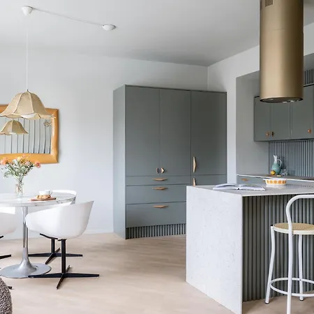 Unique 50s Style Suite, Autohalli *