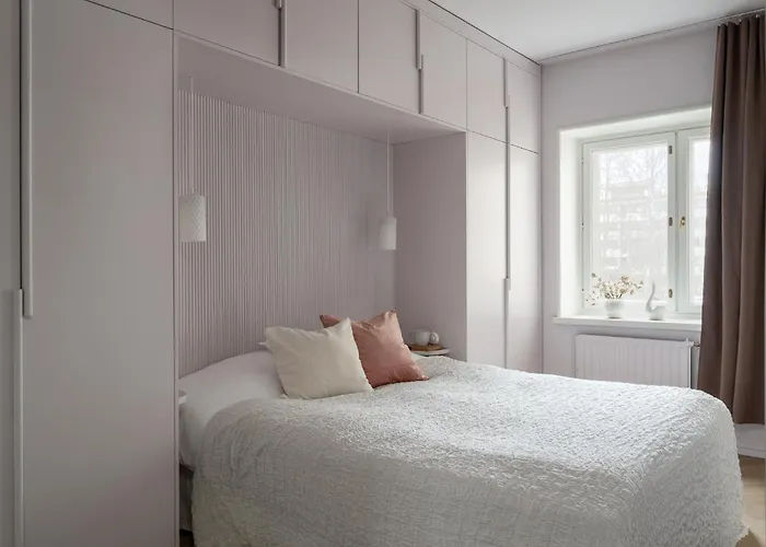 Unique 50s Style Suite, Autohalli