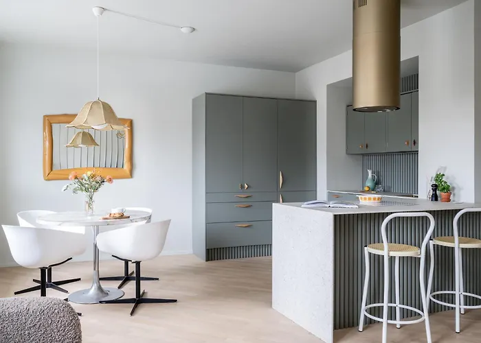 Unique 50s Style Suite, Autohalli *