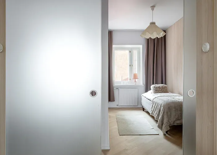 Unique 50s Style Suite, Autohalli